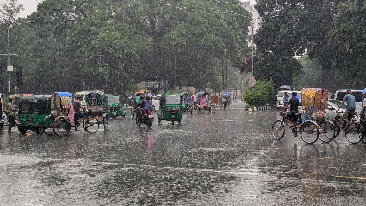 সাগরে নিম্নচাপ, দেশের বিভিন্ন অঞ্চলে ভারী বৃষ্টির আভাস
