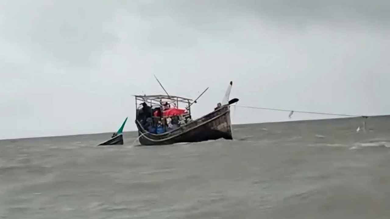উত্তাল সাগরে ১০ জেলেসহ ট্রলারডুবি