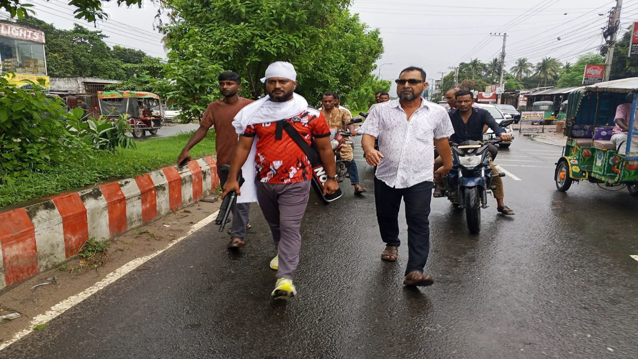 ঈশ্বরদীতে কাফনের কাপড় পরে অস্ত্র হাতে সাবেক ছাত্রনেতা, থানায় আটক
