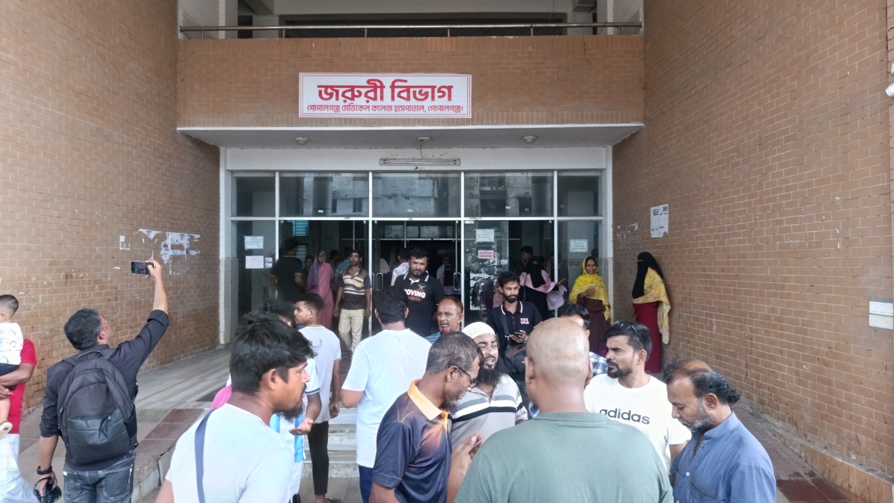 গোপালগঞ্জে বাস-ট্রাক সংঘর্ষে নিহত ৩, আহত ২৫