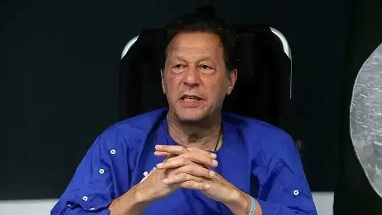 ইমরান খানকে হাসপাতালে নেওয়ার নির্দেশ