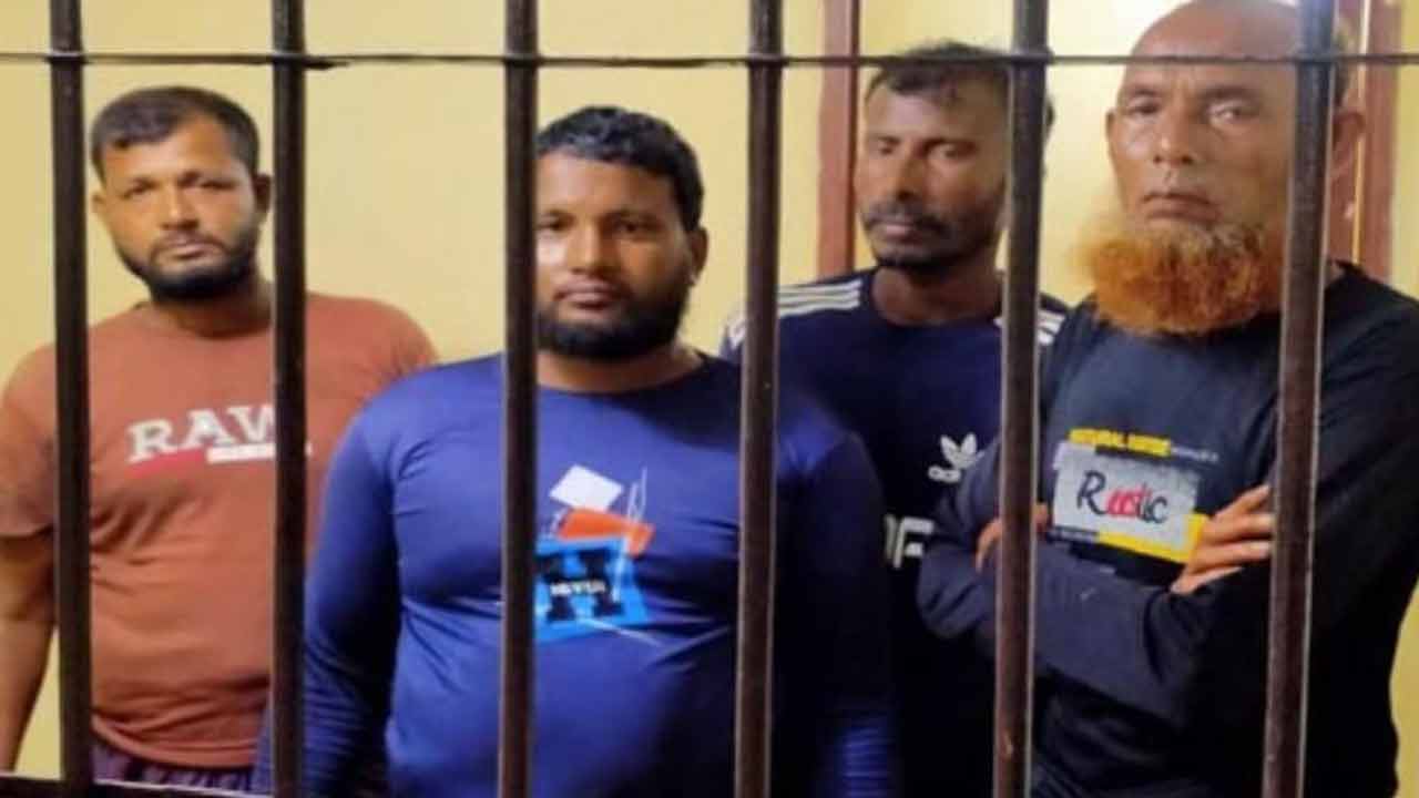 বন্ধ মৌসুমে সুন্দরবনে মাছ ধরায় ৪ জেলে আটক