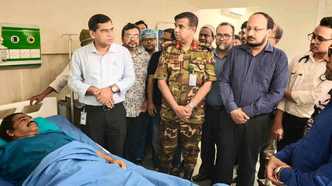 আসাদুর রহমানকে দেখতে ঢাকা মেডিকেলে ডা. বিটু