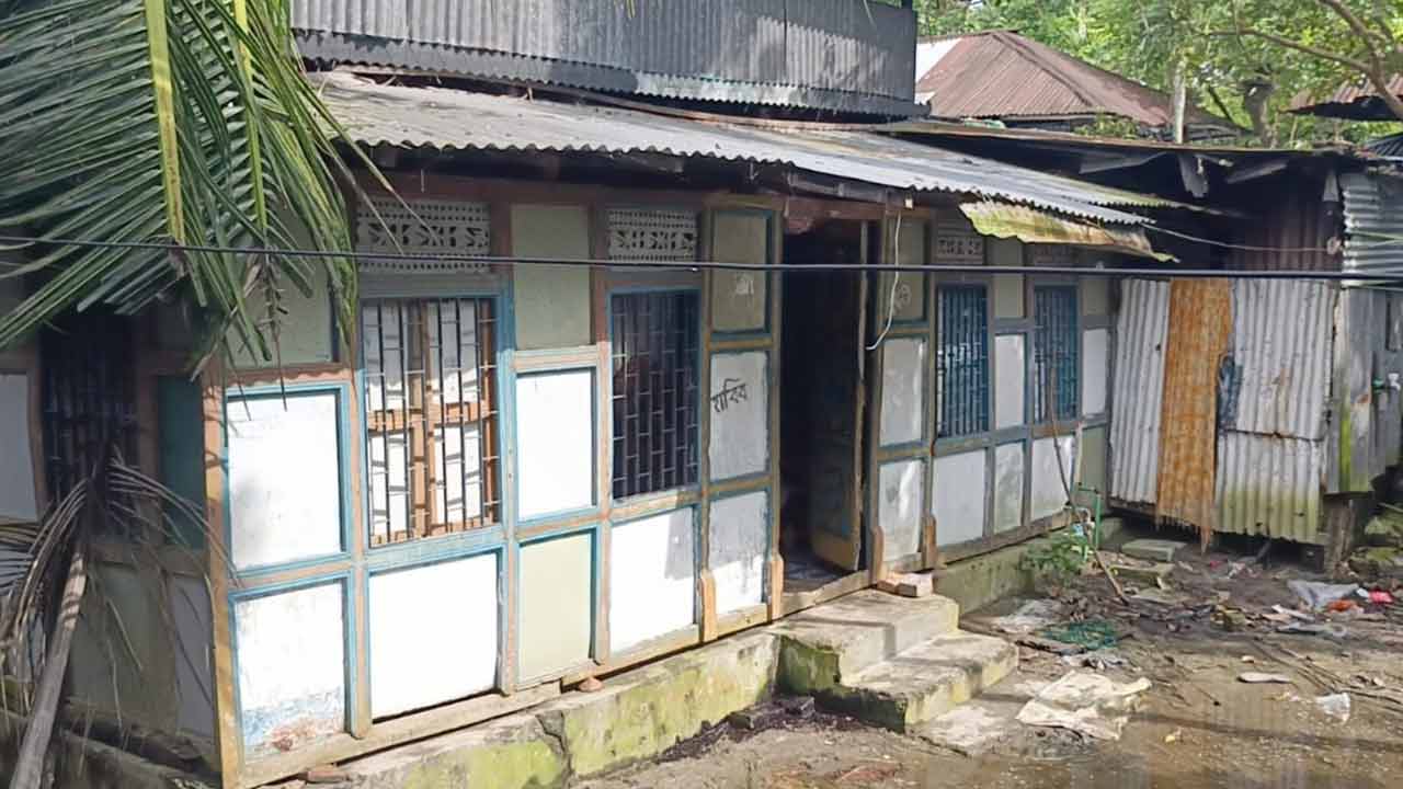 বরিশালে বাবার চিকিৎসার টাকাও নিল চোর