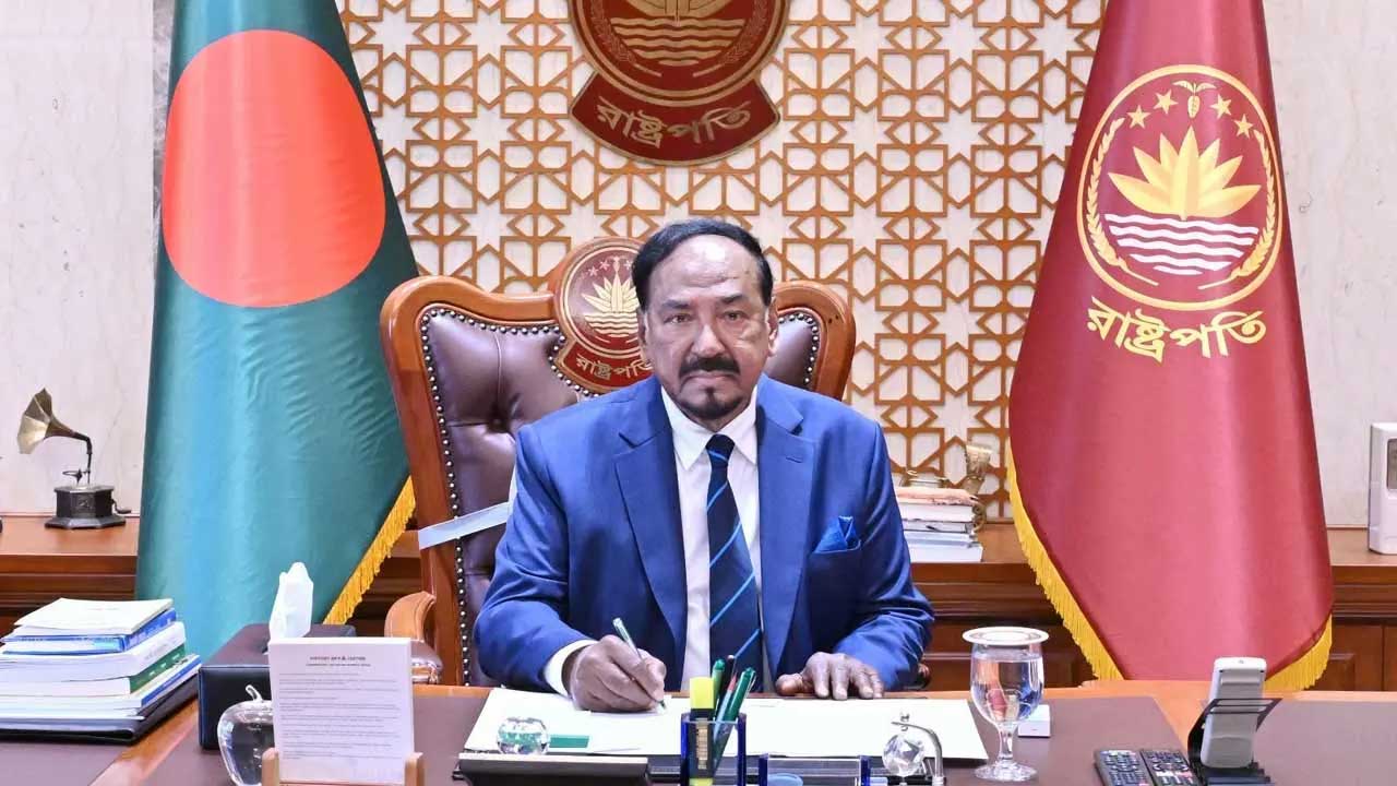 বঙ্গভবন ছাড়লেন অস্থায়ী রাষ্ট্রপতি হাফিজ উদ্দিন আহমদ