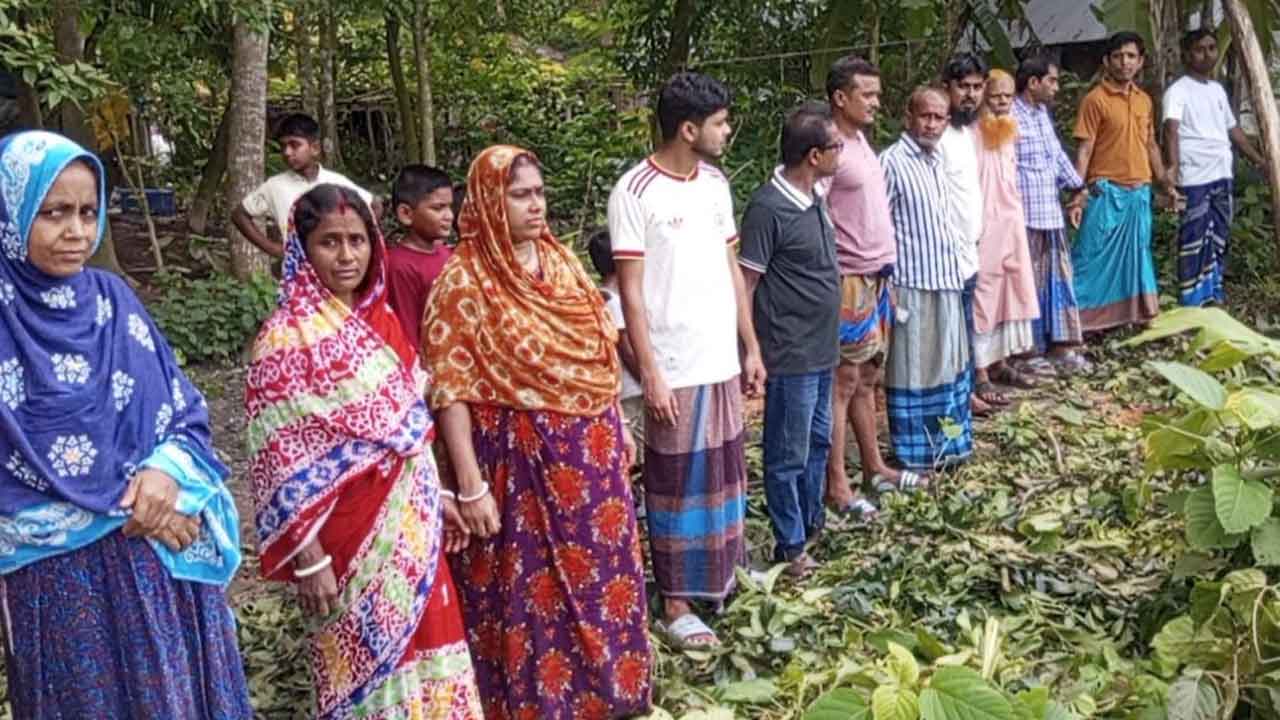 বুড়িভৈরবের ভাঙন রোধে শেখহাটিতে মানববন্ধন