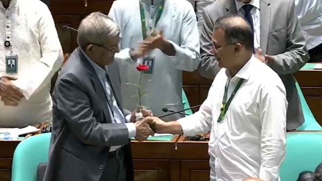 নবনির্বাচিত রাষ্ট্রপতিকে লাল গোলাপ দিয়ে শুভেচ্ছা জানালেন প্রধানমন্ত্রী