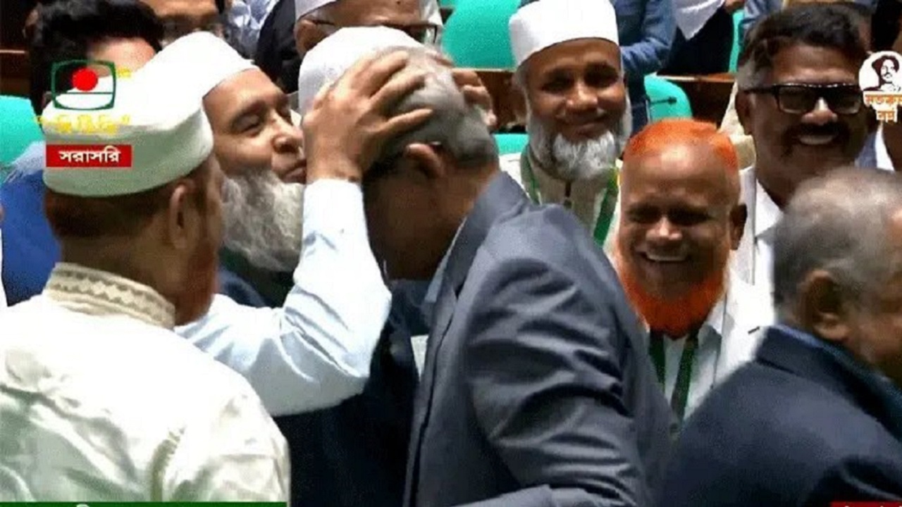 মির্জা ফখরুলের কপালে চুমু দিলেন জামায়াতের মুজিবুর রহমান