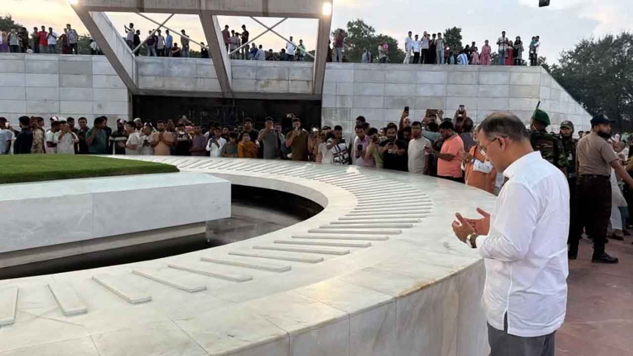 রাষ্ট্রপতি নির্বাচন শেষে মা-বাবার কবর জিয়ারত করলেন প্রধানমন্ত্রী
