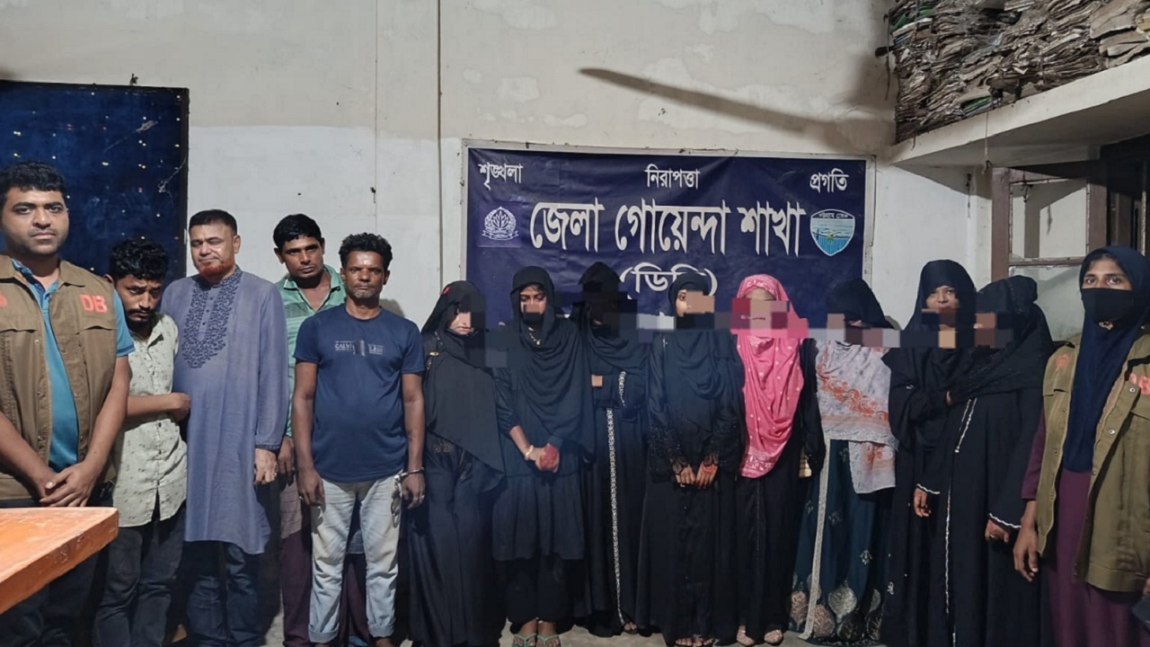 আবাসিক হোটেলে ডিবির অভিযান, গ্রেপ্তার ১২