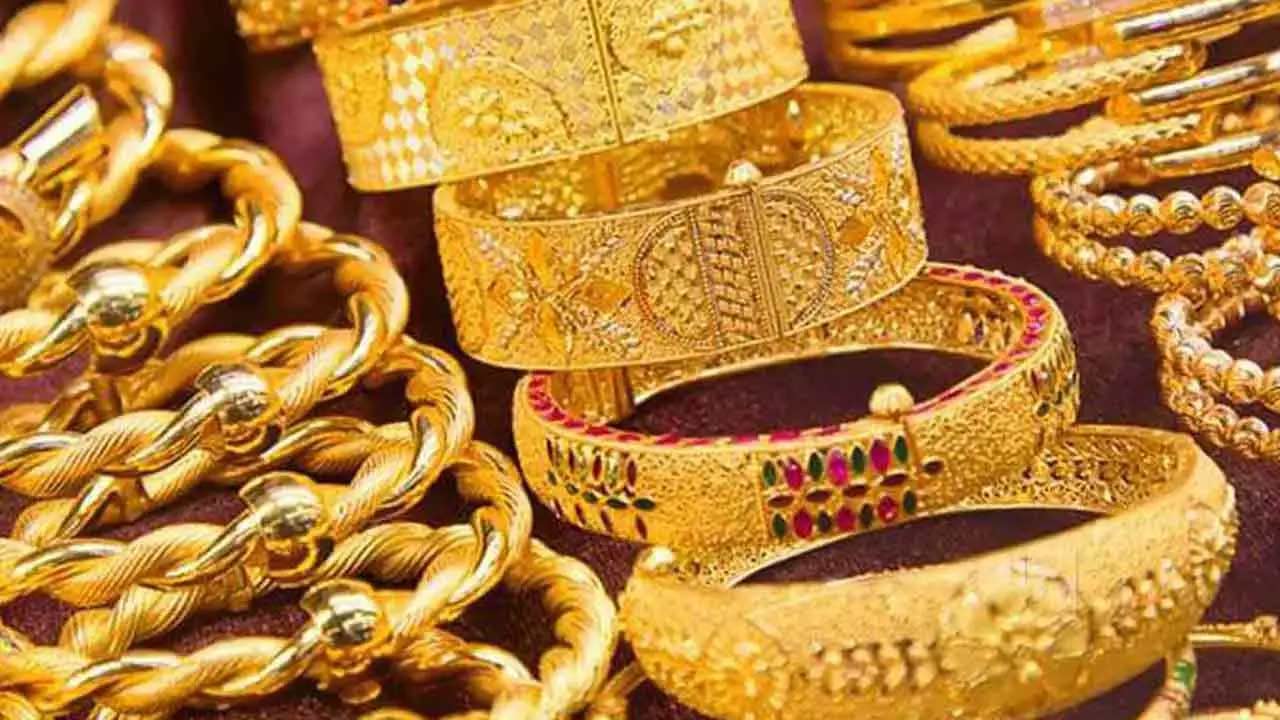 দেশের বাজারে সোনার ভরি কত?