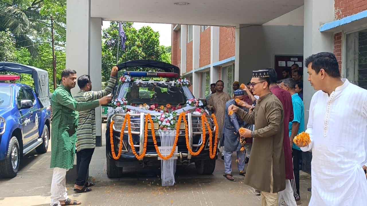 ৪১ বছর চাকরি শেষে সাজানো গাড়িতে বিদায় শের আলীকে