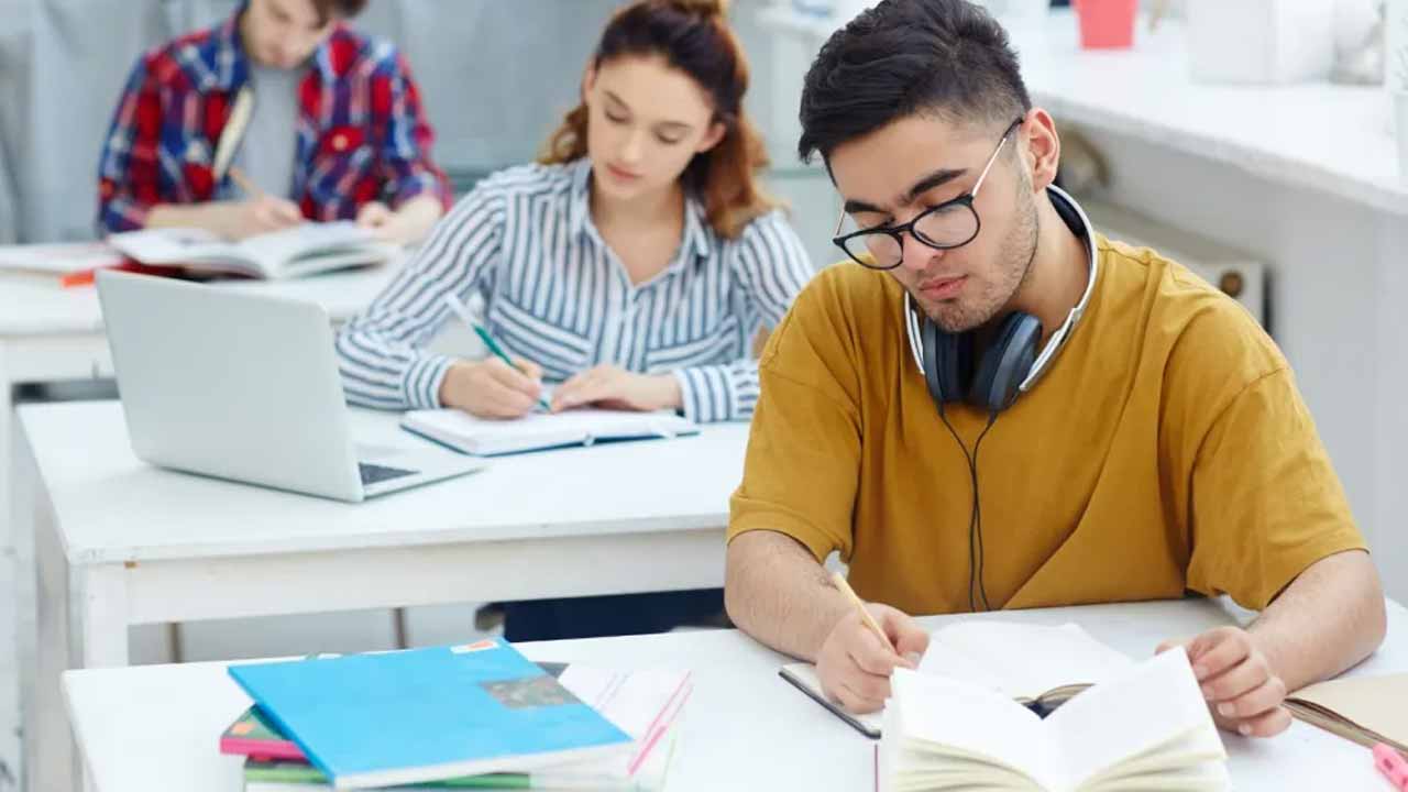 শিক্ষার্থীদের জন্য এক বছর বিনা মূল্যে গুগল এআই প্লাস ব্যবহারের সুযোগ