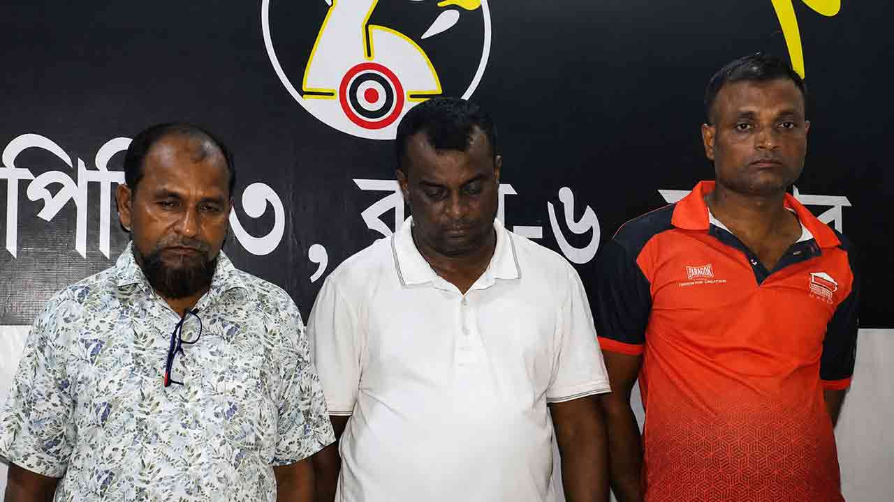 যশোরে ১৯৭ বোতল মাদকসহ তিনজন গ্রেপ্তার