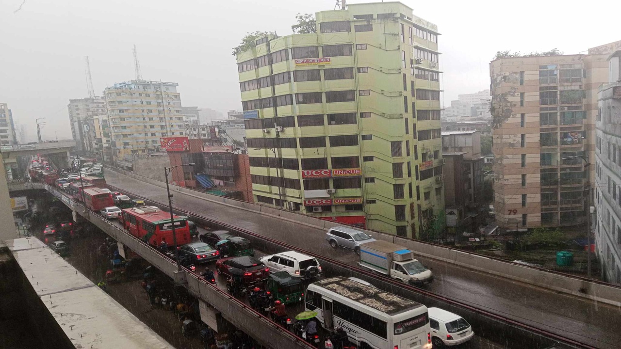 ঢাকায় দুপুরের মধ্যে বজ্রসহ বৃষ্টি হতে পারে