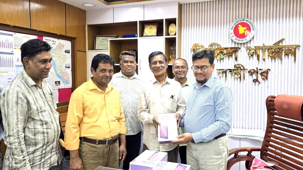 ইপিআই কার্যক্রমের রিপোর্টিং ও মনিটরিং জোরদারে লক্ষ্মীপুরে ৮টি ট্যাব বিতরণ