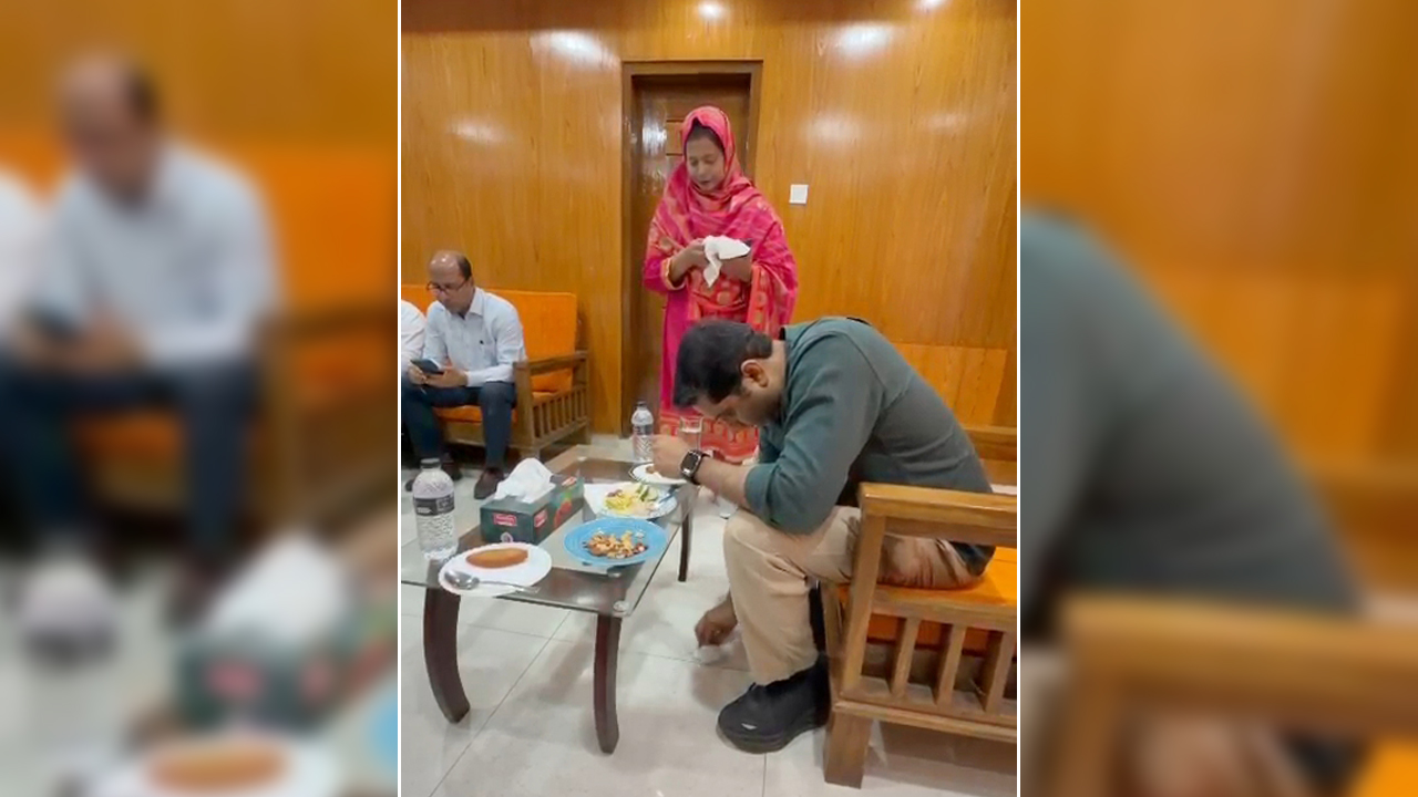 মেঝেতে খাবার পড়ে ময়লা, নিজের হাতেই পরিষ্কার করলেন ববি হাজ্জাজ