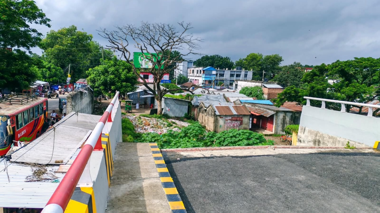 মাগুরায় সংযোগ সড়ক নেই, পড়ে আছে ১৬ কোটি টাকার সেতু