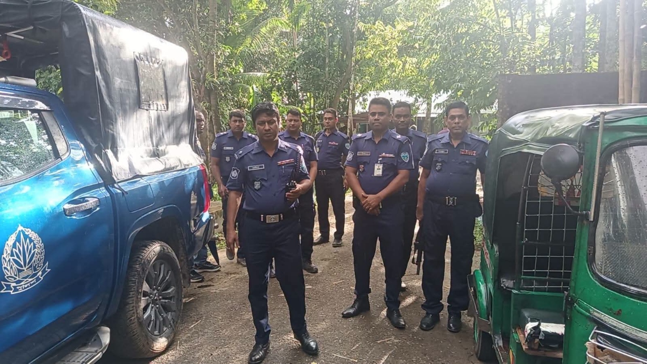 ফেনীতে আলোচিত নিহত মাদ্রাসা ছাত্রী রাফির বাড়িতে অতিরিক্ত পুলিশ মোতায়েন