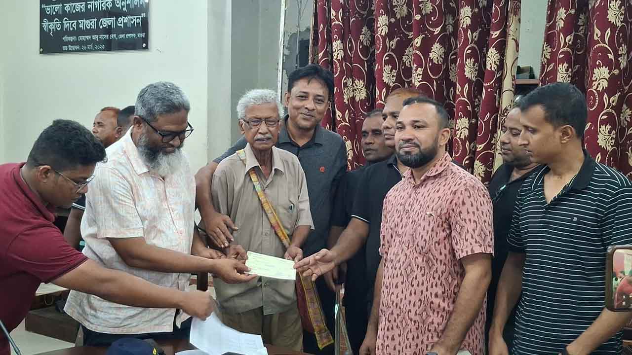 মাগুরায় অসহায় ও প্রতিবন্ধী পেল আর্থিক সহায়তার চেক