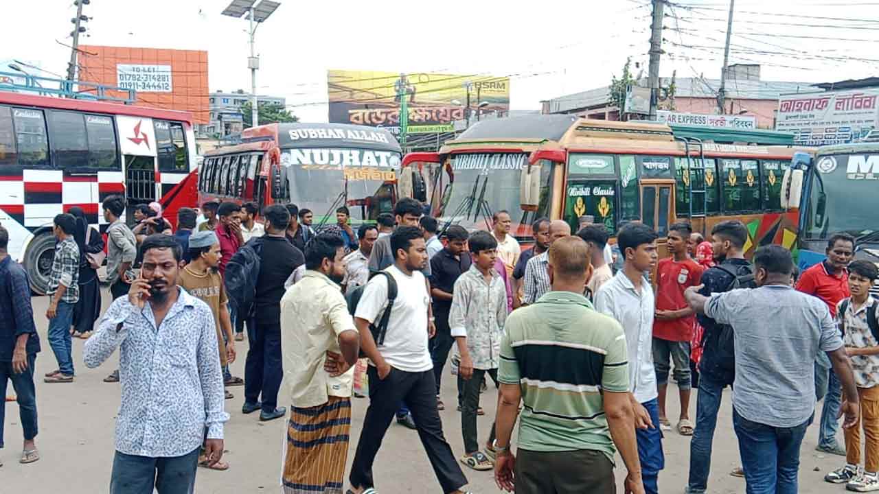 মহাসড়কে থ্রি-হুইলার বন্ধের দাবিতে বরিশালে বাস ধর্মঘট