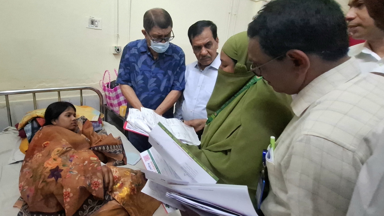 মজুদ থাকলেও বাইরে থেকে স্যালাইন কেনার নির্দেশ, সিনিয়র নার্সকে শোকজ