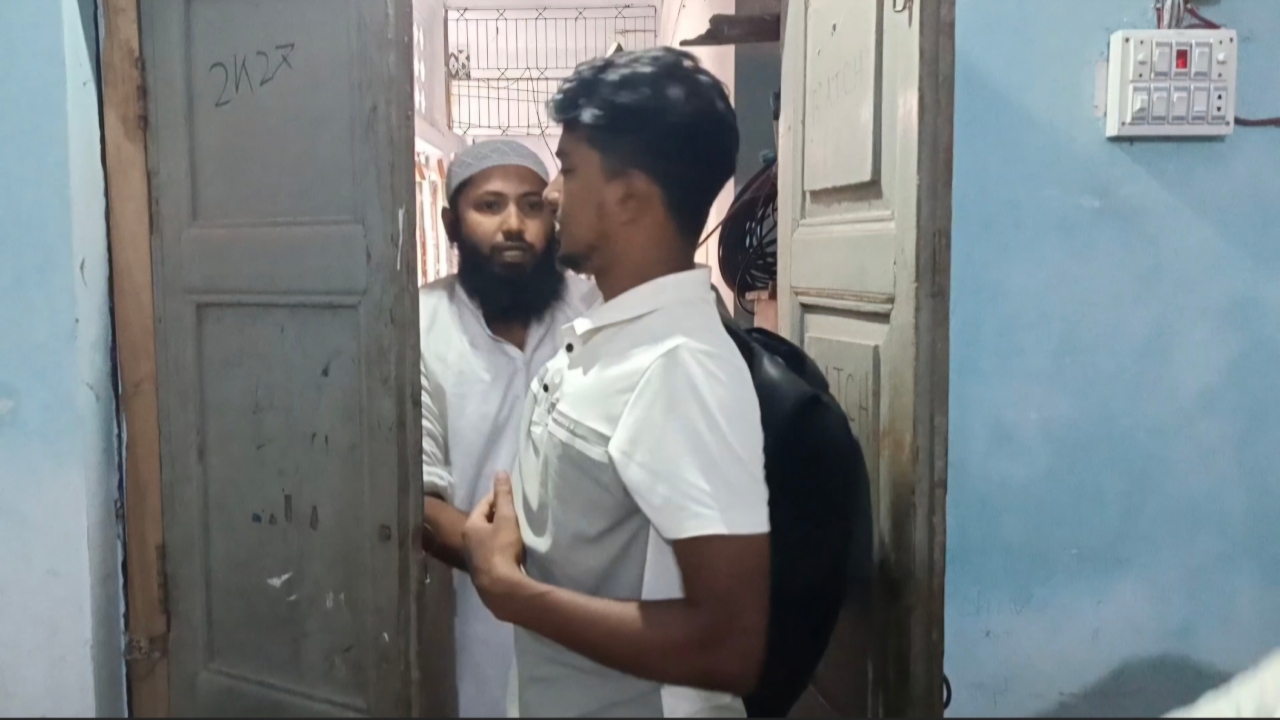 কোচিং বাণিজ্যের সংবাদ সংগ্রহে গিয়ে পিরোজপুরে ৩ সাংবাদিক হামলার শিকার
