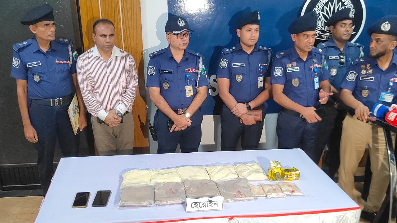 ট্রাক থামিয়ে তল্লাশিতে মিললো ৪ কোটি টাকার হেরোইন