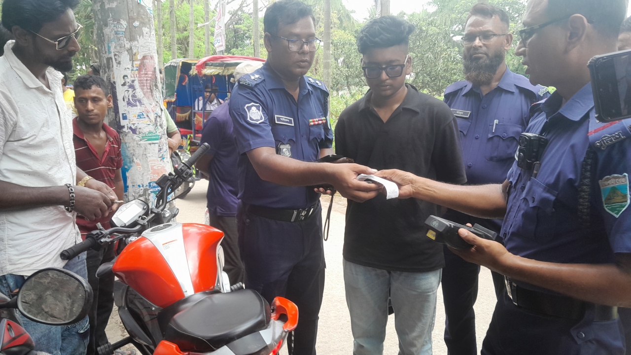 মোটরসাইকেলের সাইলেন্সর থেকে বিকট শব্দ, কিশোরকে ২০ হাজার টাকা জরিমানা