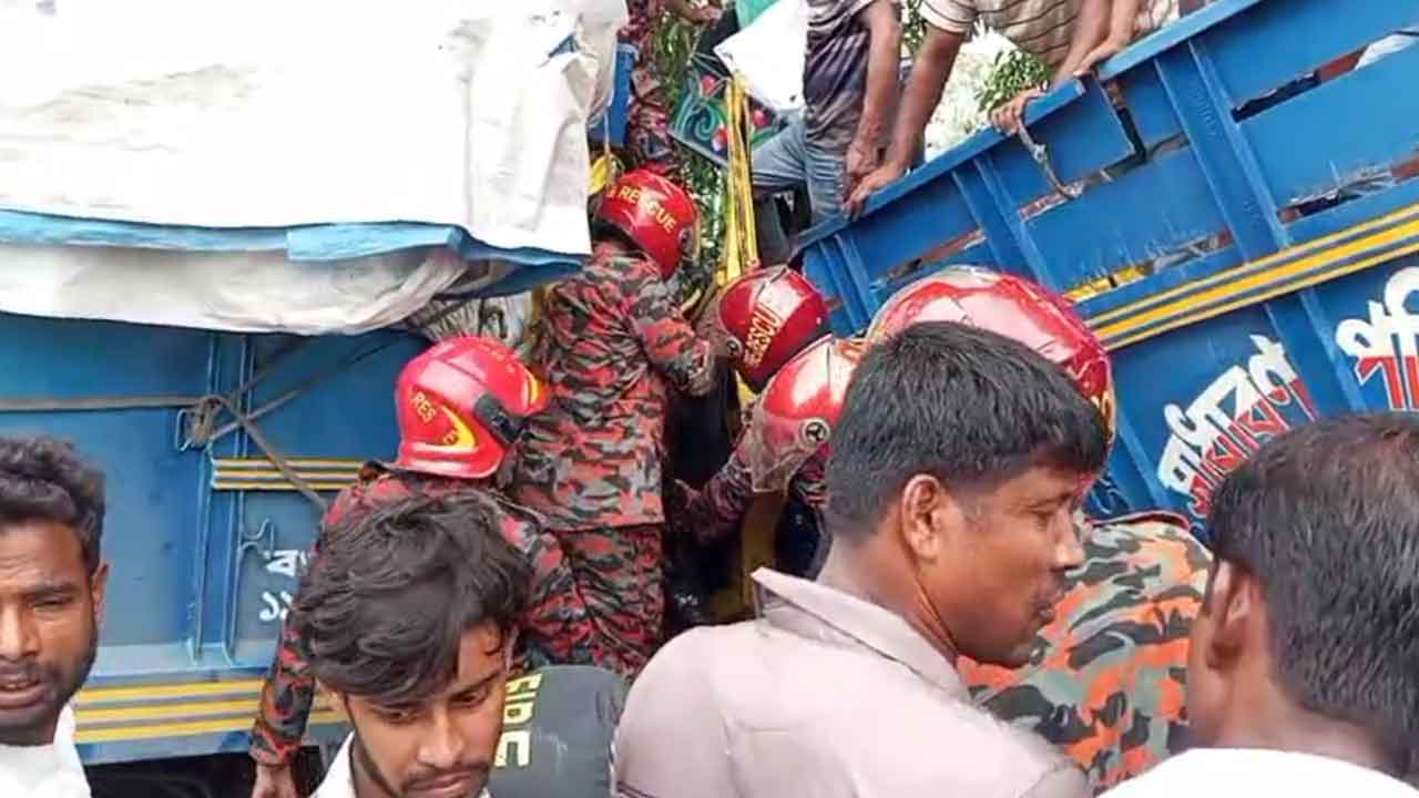 বিরামপুরে দুই ট্রাকের সংঘর্ষে চালক নিহত
