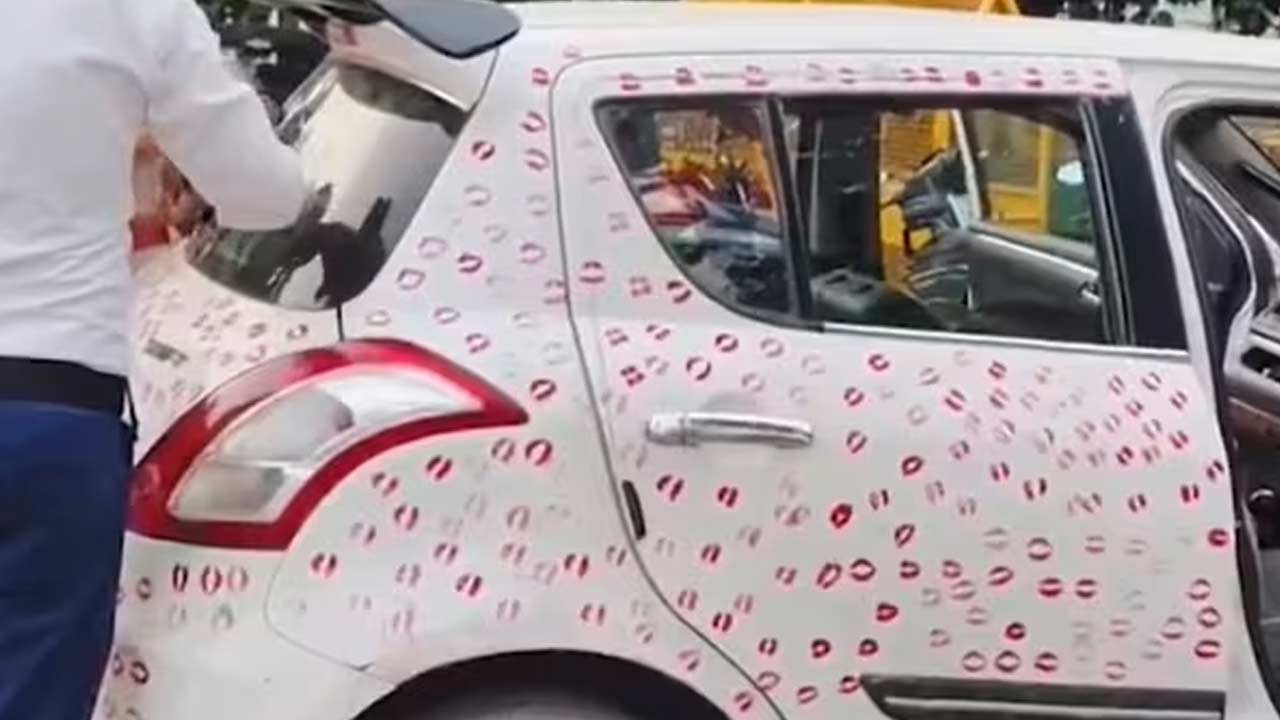 গাড়িতে প্রেমিকার ৩ হাজার ৪০০ চুম্বনের দাগ, রাস্তায় নামতেই গুনতে হলো জরিমানা