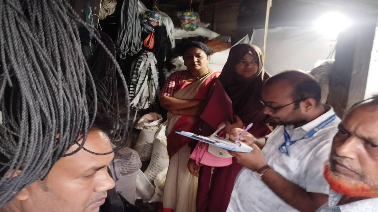 রাজাপুরে বেশি দামে সার বিক্রি, ব্যবসায়ীকে&nbsp;জরিমানা