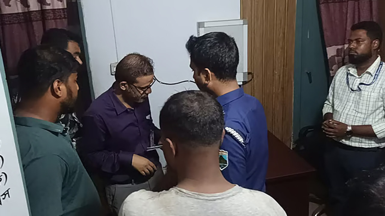 সরকারি হাসপাতালে রোগী রেখে ডায়াগনস্টিক সেন্টারে চিকিৎসক, ঘেরাও করলেন স্থানীয়রা