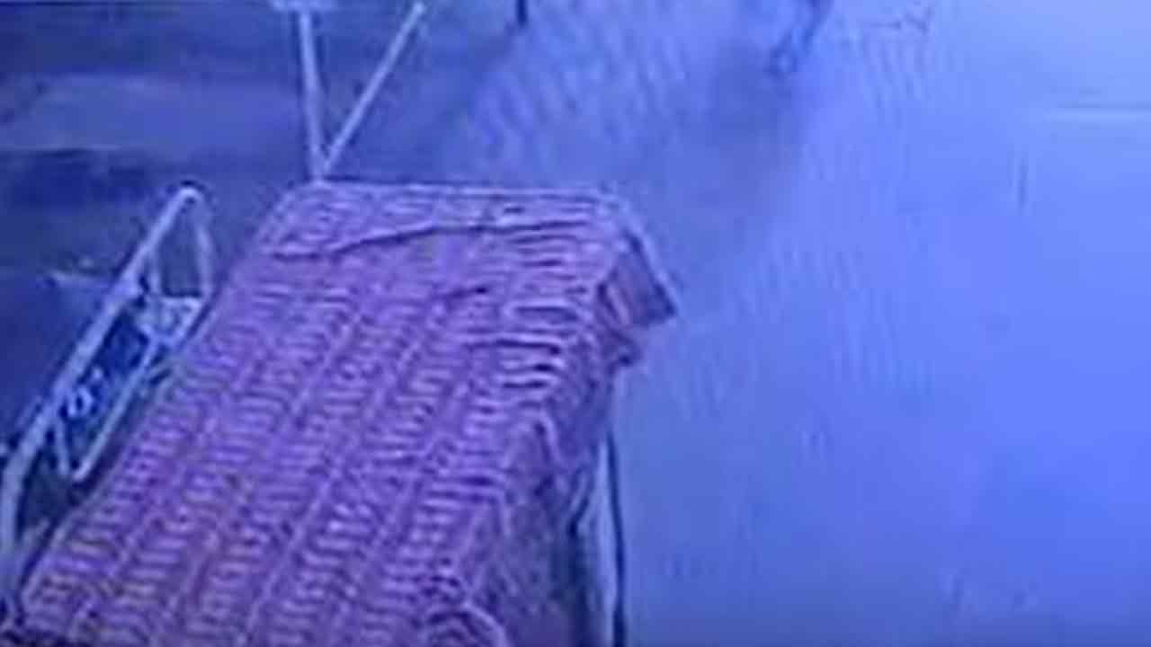 হাসপাতাল থেকে স্বর্ণের গয়না উধাও, সিসিটিভিতে দেখা গেল &lsquo;চোর&rsquo; কোনো মানুষ নয়