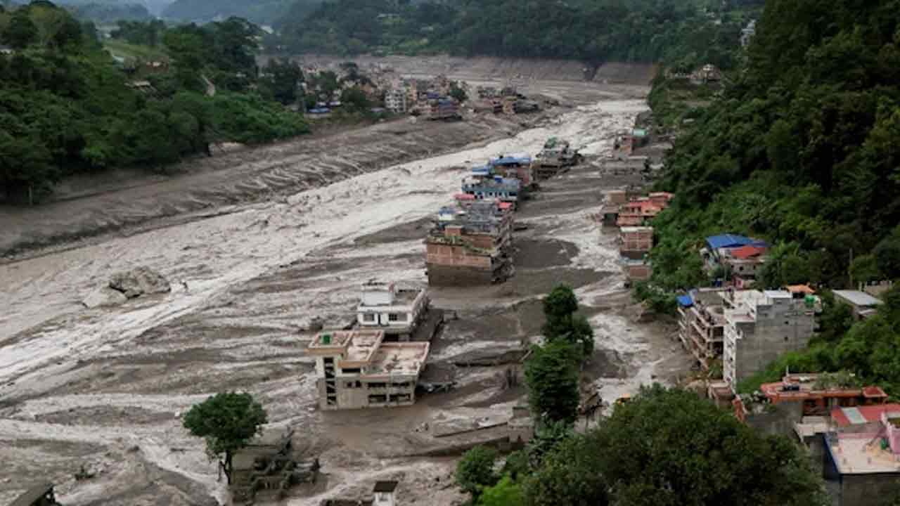 নেপালের ভয়াবহ বন্যায় নিহত ৯৮, নিখোঁজ শত শত