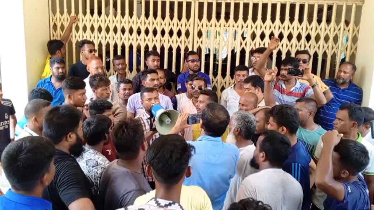শেখ বাদশার গ্রেপ্তারের প্রতিবাদে দিনাজপুরে সড়ক অবরোধ
