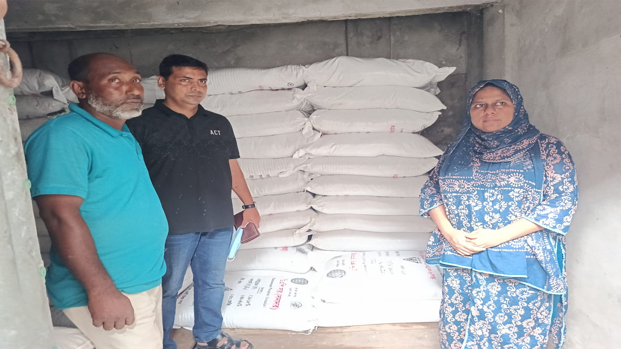দ্বিগুণ দামে ডিএপি বিক্রির প্রস্তুতির অভিযোগে ৮০ বস্তা সার জব্দ
