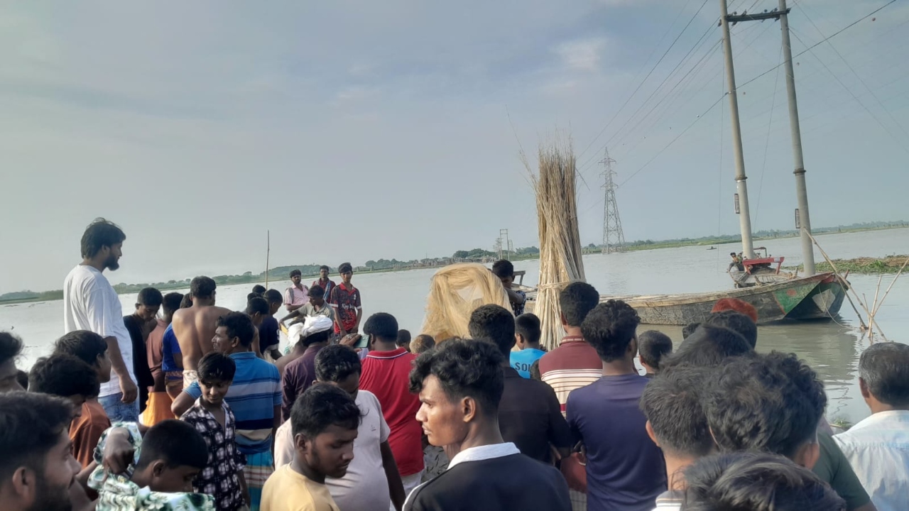 কুষ্টিয়ায় পদ্মায় ফুটবল খেলতে গিয়ে শিশু নিখোঁজ, আরেকজনকে জীবিত উদ্ধার