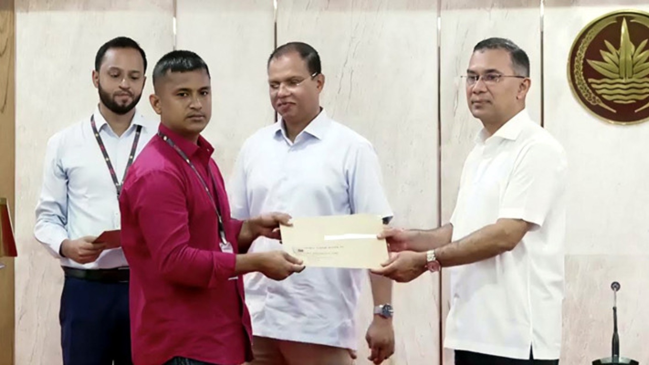 গুম-খুন ও শহীদ পরিবারের হাতে চাকরির নিয়োগপত্র তুলে দিলেন প্রধানমন্ত্রী