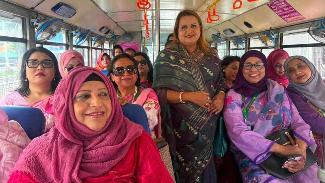 &lsquo;পিংক বাসে&rsquo; ভ্রমণ করলেন নারী এমপিরা