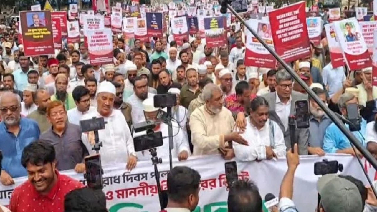 বাংলামোটর থেকে সংসদ অভিমুখে পদযাত্রা শুরু