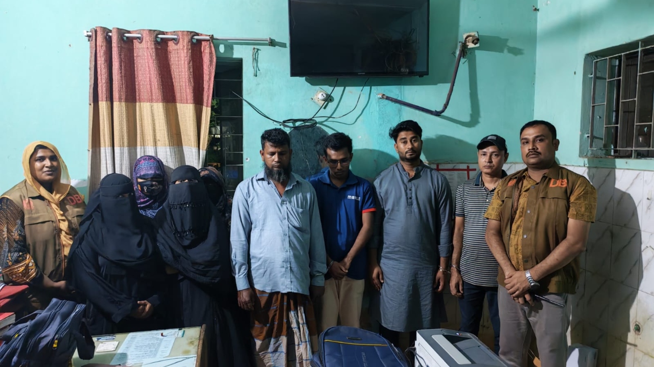 নোয়াখালীতে দুই আবাসিক হোটেলে ডিবির অভিযানে গ্রেপ্তার ৮