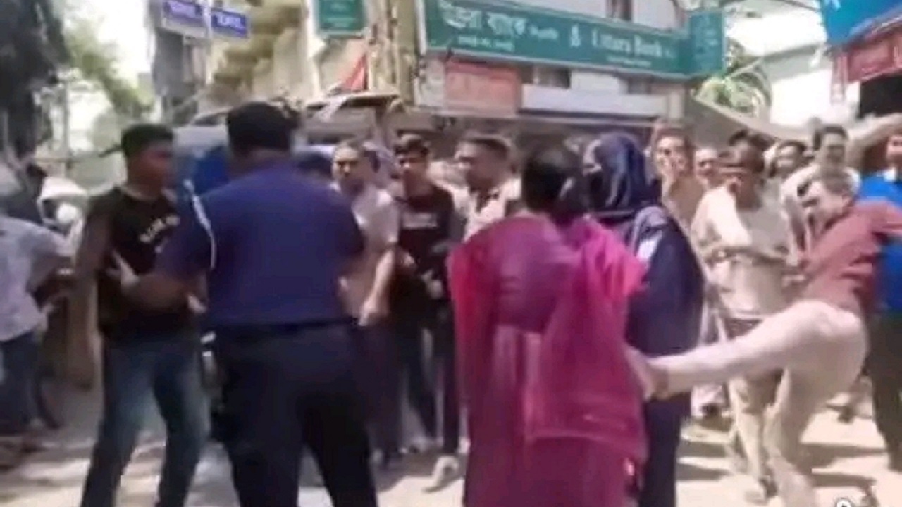 পুলিশের সামনে নারীকে মারধর, জানা গেল আসল ঘটনা