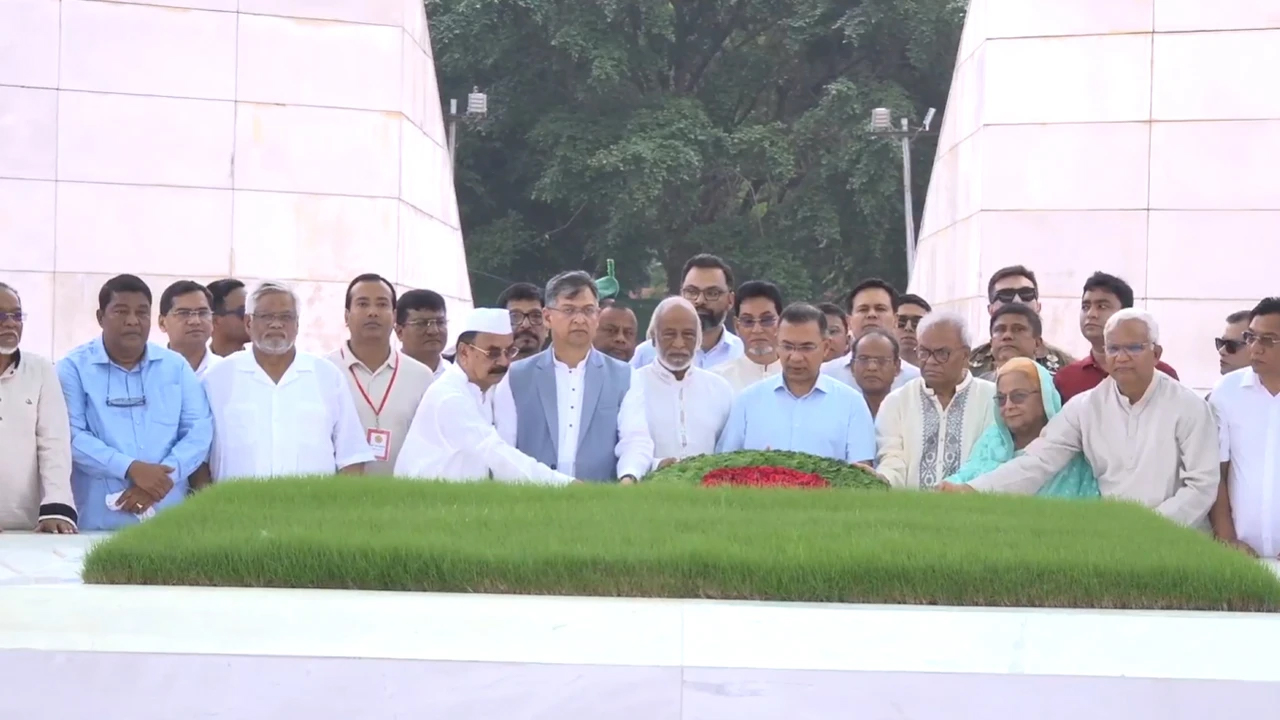 জিয়াউর রহমান ও খালেদা জিয়ার সমাধিতে তারেক রহমানের শ্রদ্ধা