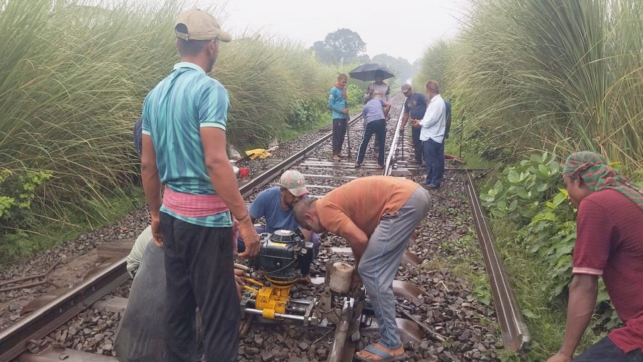 রাজশাহীর সঙ্গে সারাদেশের রেল যোগাযোগ বন্ধ, দুই ঘণ্টা পর স্বাভাবিক