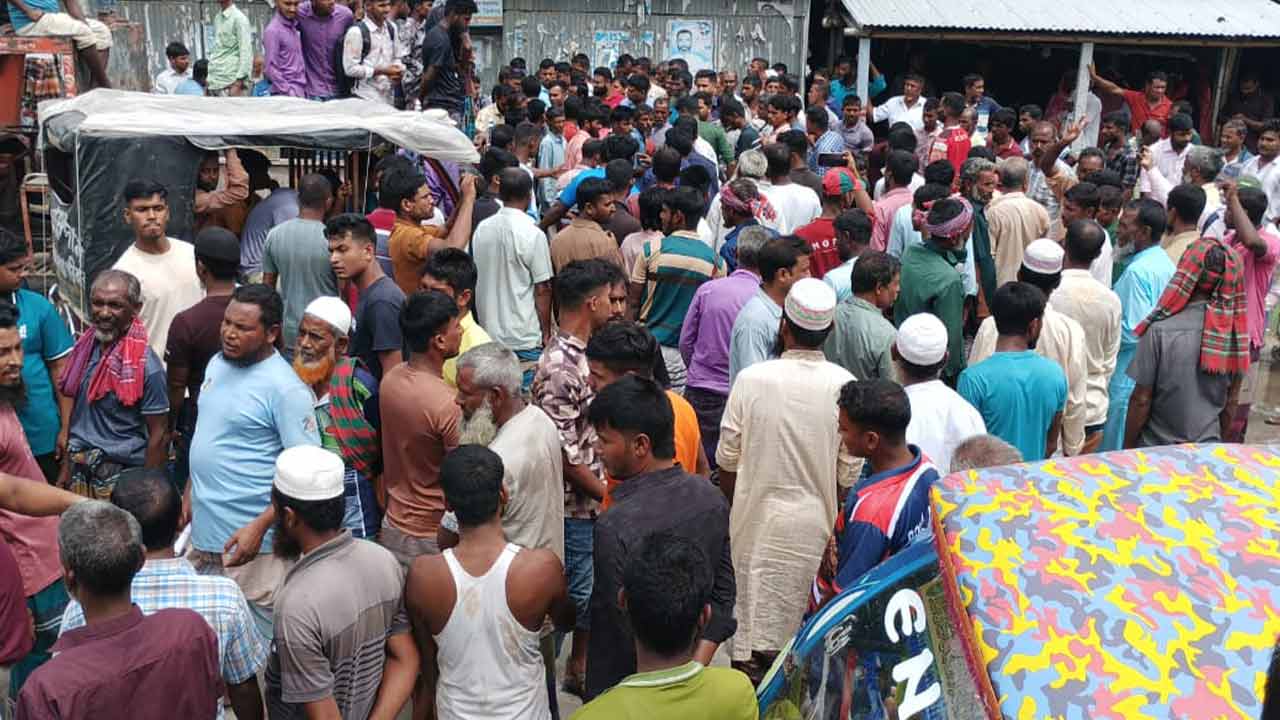 সারের দাবিতে ভূরুঙ্গামারীতে কৃষকের সড়ক অবরোধ
