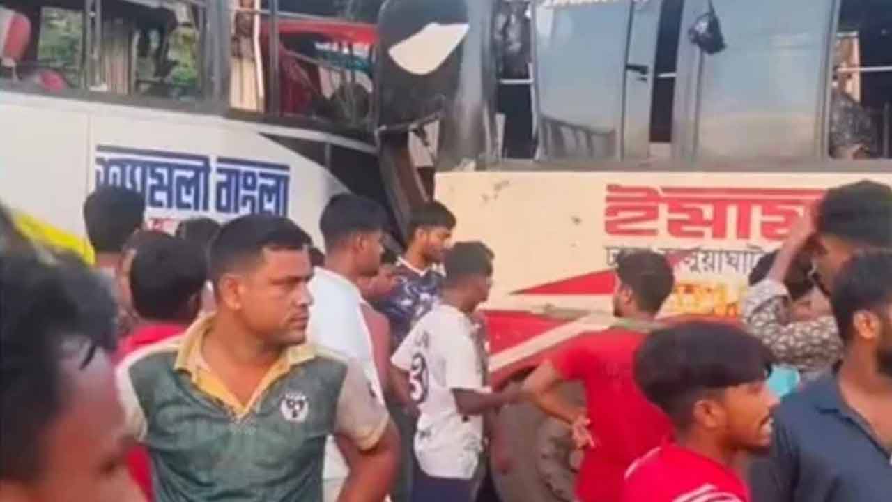 ময়মনসিংহে দুই বাসের মুখোমুখি সংঘর্ষে নিহত ৩