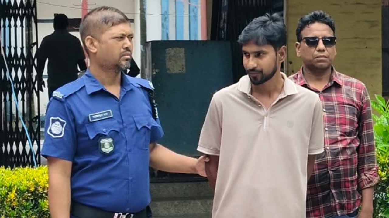 সিরাজগঞ্জে প্রাইভেটকার থামিয়ে চাঁদাবাজির অভিযোগে গ্রেপ্তার ১&nbsp;
