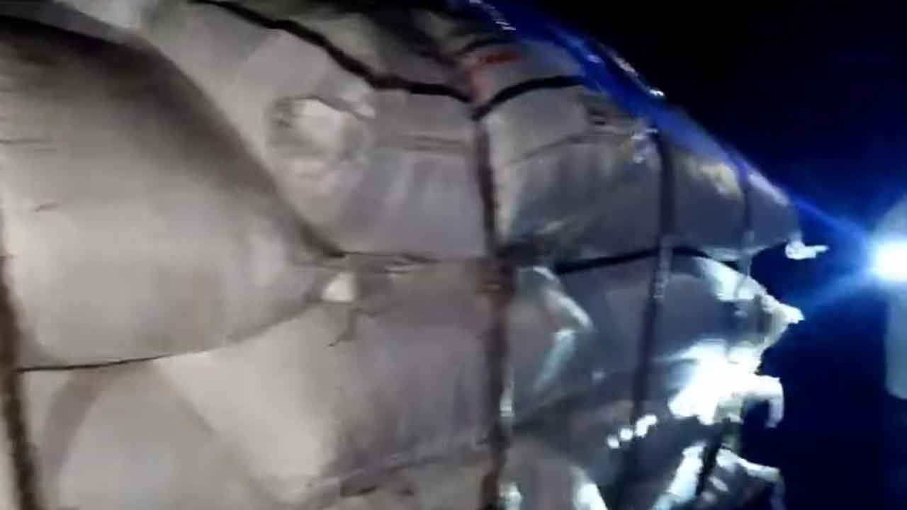 নড়াইলে ৪০ বস্তা সারসহ নসিমন আটক