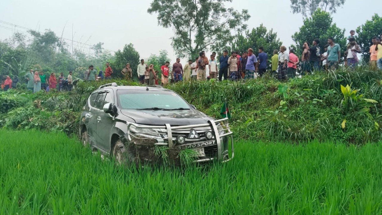 পথচারীকে বাঁচাতে গিয়ে প্রতিমন্ত্রী গাড়ি ধানখেতে